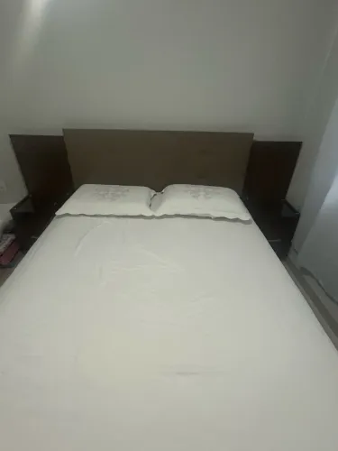 Cabeceira de cama com dois criados mudo