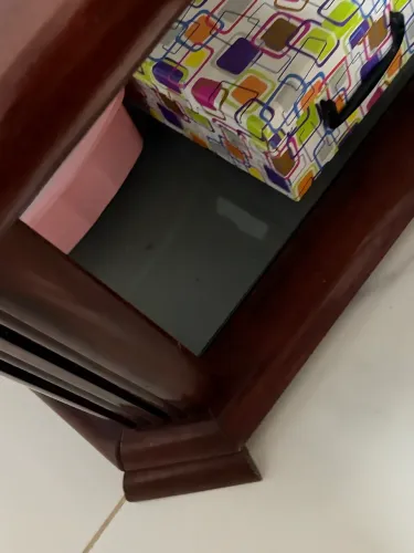 Mesa de madeira e vidro