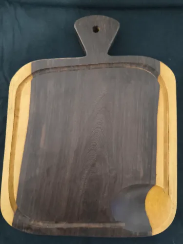 Tábua de corte rústica em madeira.