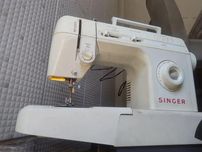 Máquina de Costura Singer com Pedaleira