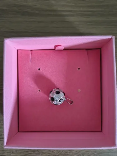 Pingente bola de futebol Prata 925 cravejado com zircônia.
