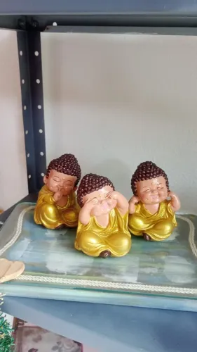 trio de monges em gesso amarelo