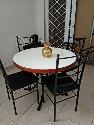 MESA COM CADEIRAS DE FERRO