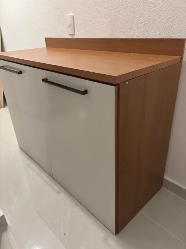 Balcão de cozinha e armário aéreo