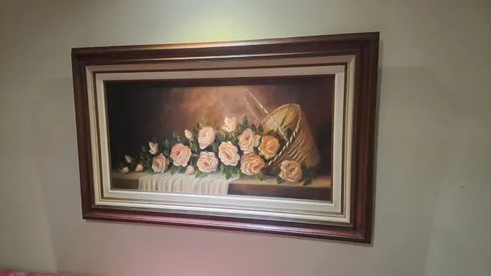 Quadro clássico, pintura a óleo de natureza-morta com rosas e cesta