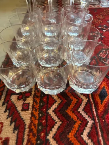 Grande conjunto de taças de cristal