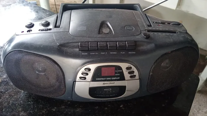 rádio portátil com CD e toca-fitas da marca Lenoxx Sound, modelo vintage dos anos 1999