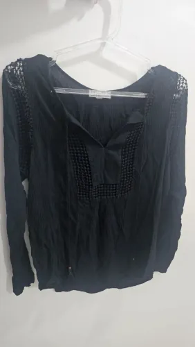 Blusa preta com detalhes renda