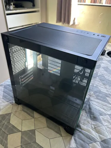 Gabinete de pc gamer novo, está até com plástico no vidro