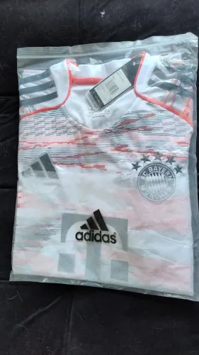 Camisa Bayern branca 2025/26 (nova na etiqueta - tam G)