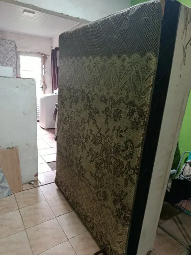Cama de casal usada para doação, prazo de 3 dias até eu descarta-la