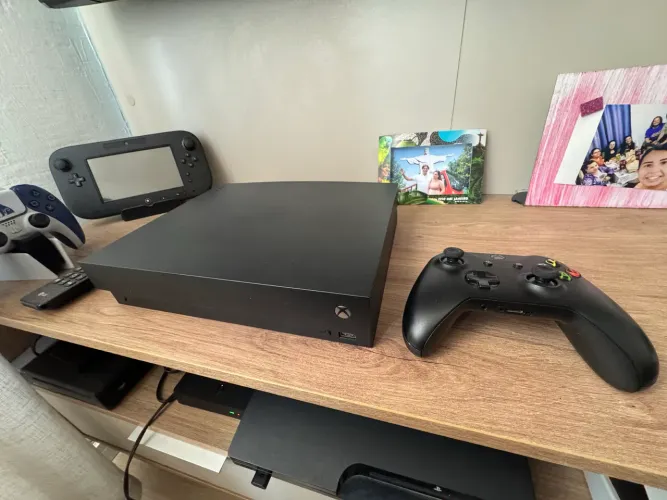 Xbox one X 4K com 2 controles e SSD de 1TB