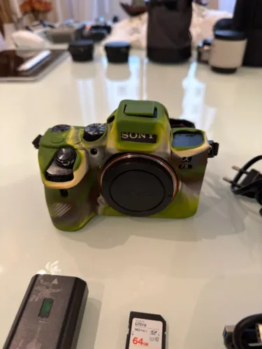 Sony A7 III corpo - 9 mil cliques + SD 64 GB e capa