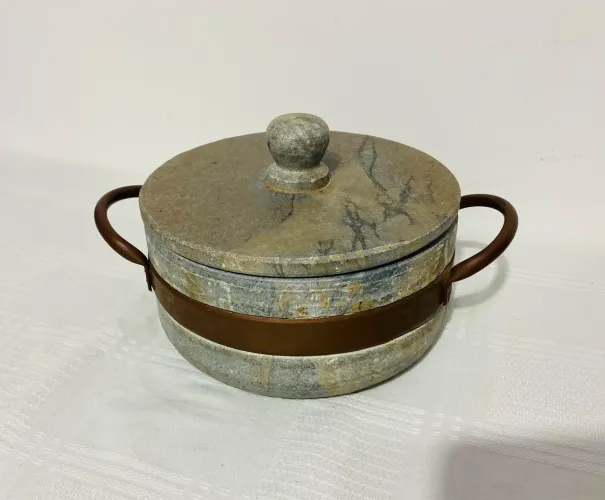 "Panela Caçarola de Pedra<br>Sabão com Alça e Contorno de Cobre"