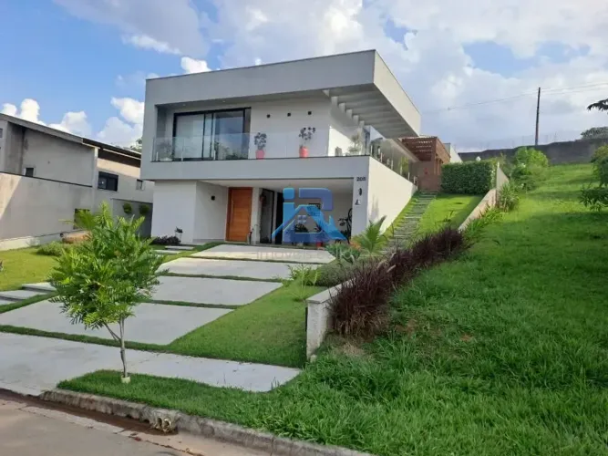 Casa com 3 suites no Villaggio Paradiso com piscina e ao lado da area de preservação.