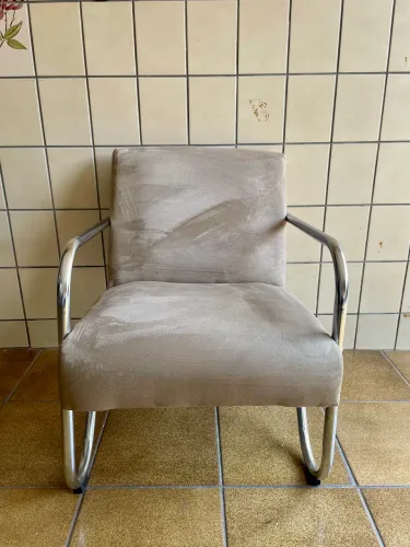 Poltrona cadeira suede bege com braços cromados