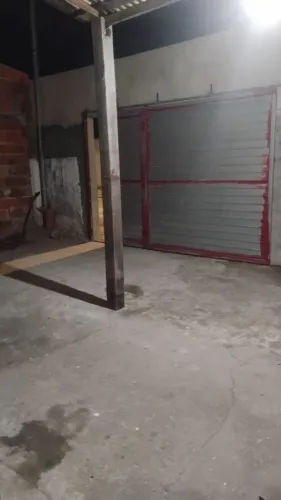 Casa no 17 de março (troco em carro)