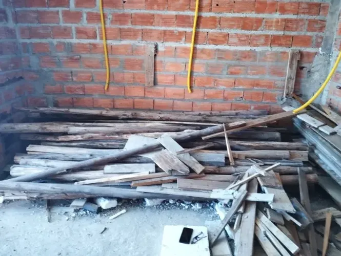 Lote Madeiras (Pontaletes de eucalipto, sarrafos, tabuas)