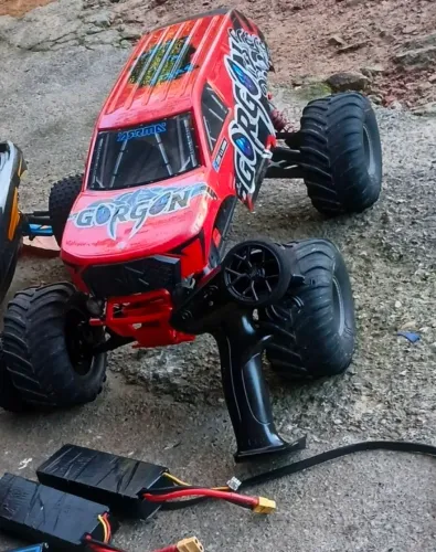 Vendo arrma escala 1/10  semi novo 