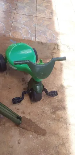 triciclo a pedal de plástico. Pedal tem que reparar.