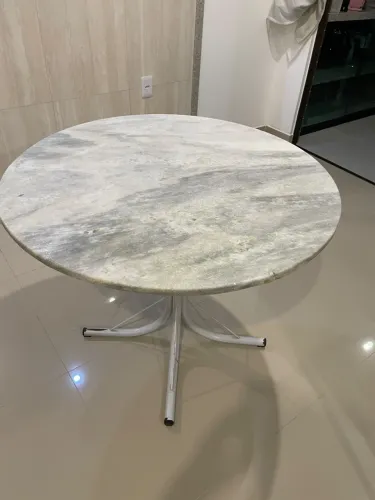 Mesa tubular rededonda com tampo de mármore