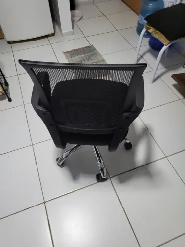Vende- se CADEIRA DE ESCRITÓRIO com rodas giratoria. 