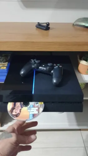 Vendo Playstation 4com 4jogos inclusos semi novo tem 1 mês de uso