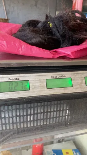Vendo cabelo humano, 65 centímetros, tem 5 telas