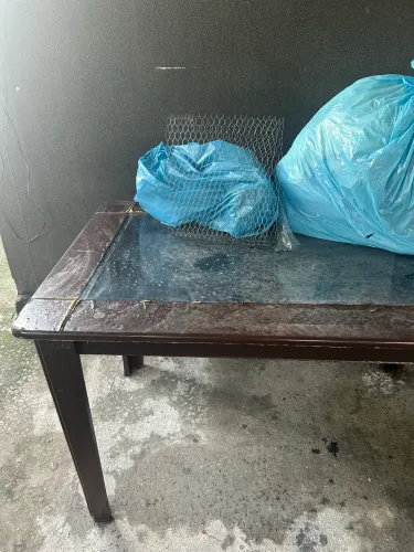 Doação: Mesa de Madeira com Tampo de Vidro