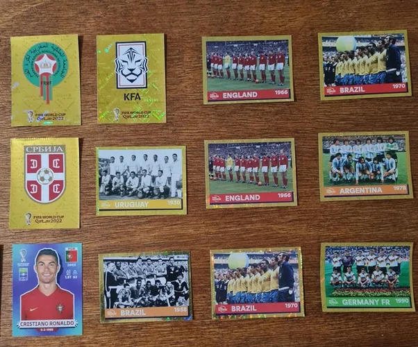 Troco figurinhas brilhantes da Copa por figurinhas lendárias