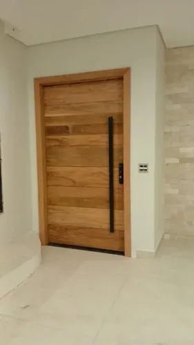 Porta pivotante completa e instalada