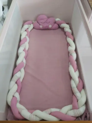 Protetor de berço trançado rosa e branco
