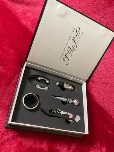 Kit de vinho NOVO com 5 peças e um livro