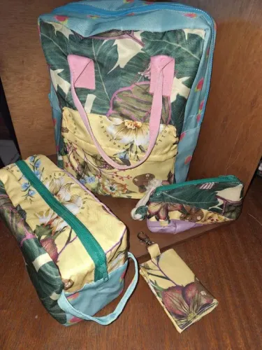 Kit de bolsas e nécessaire floral