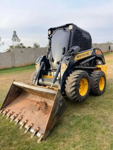 Minicarregadeira New Holland L220 2015