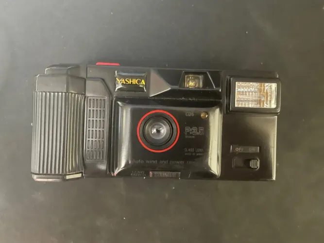 CÂMERA FOTOGRÁFICA YASHICA MD-135 AW 818 - F:3,5 35mm GLASS LENS JAPAN