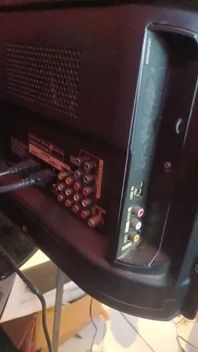 Tv LG 42 polegadas não é Smart e não tem conversor digital embutido mas vai com um