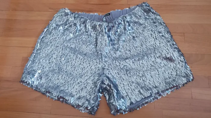 Shorts em paetê prata Tam 38!!!