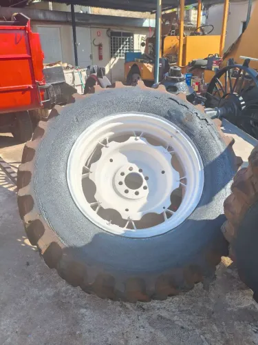 Par de Roda com Pneu 18-4-34 para Trator Ford 6000