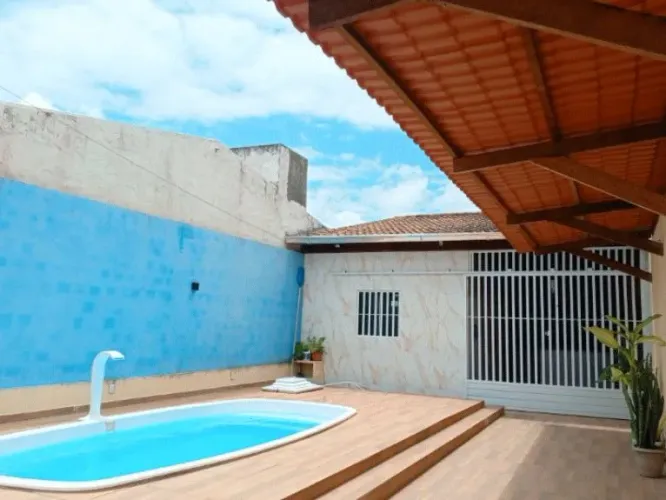 Alugo casa com piscina pra temporada.