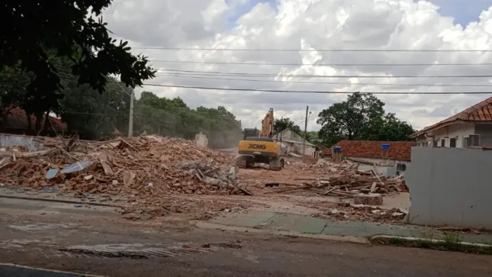 DEMOLIÇÃO DE EDIFICAÇÃO, DESMONTE DE ROCHA E CONCRETO, LIMPEZA DE TERRENO, LOCAÇÃO DE MÁQU