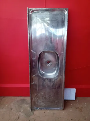 2 Pias de aço inox concretada 150x53cm. marca franke com válvula e com escorredor.