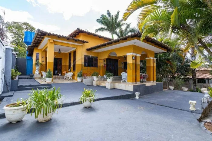 Casa Estilo Colonial com Vista para o Lago  400m², 2 Suítes, Condomínio Oásis/Porto Seguro
