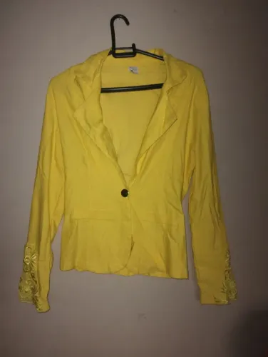 Casaco amarelo feminino, corte britânico. Com detalhes em renda bordada. Tamanho G.