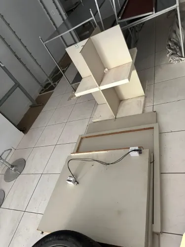 Mesa mostruário com tampão com champanhe tuda no MDF
