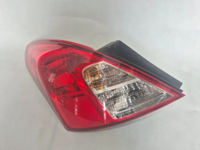 Lanterna Traseira Direita Nissan Versa 2016