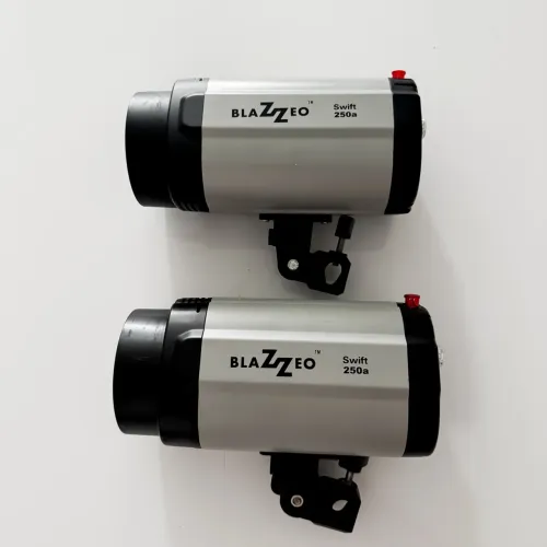Kit com dois Flash de Estúdio Blazzeo 250a - Iluminação
