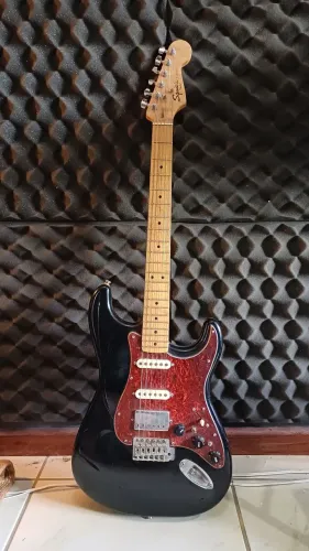 Guitarra Fender Squier Stratocaster. Torrando pra vender logo.