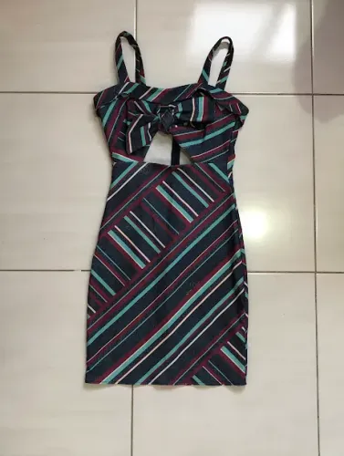 vestido listrado lança perfume