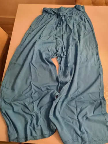 Calça de praia azul em tecido estilo capri com amarração e elástico na cintura